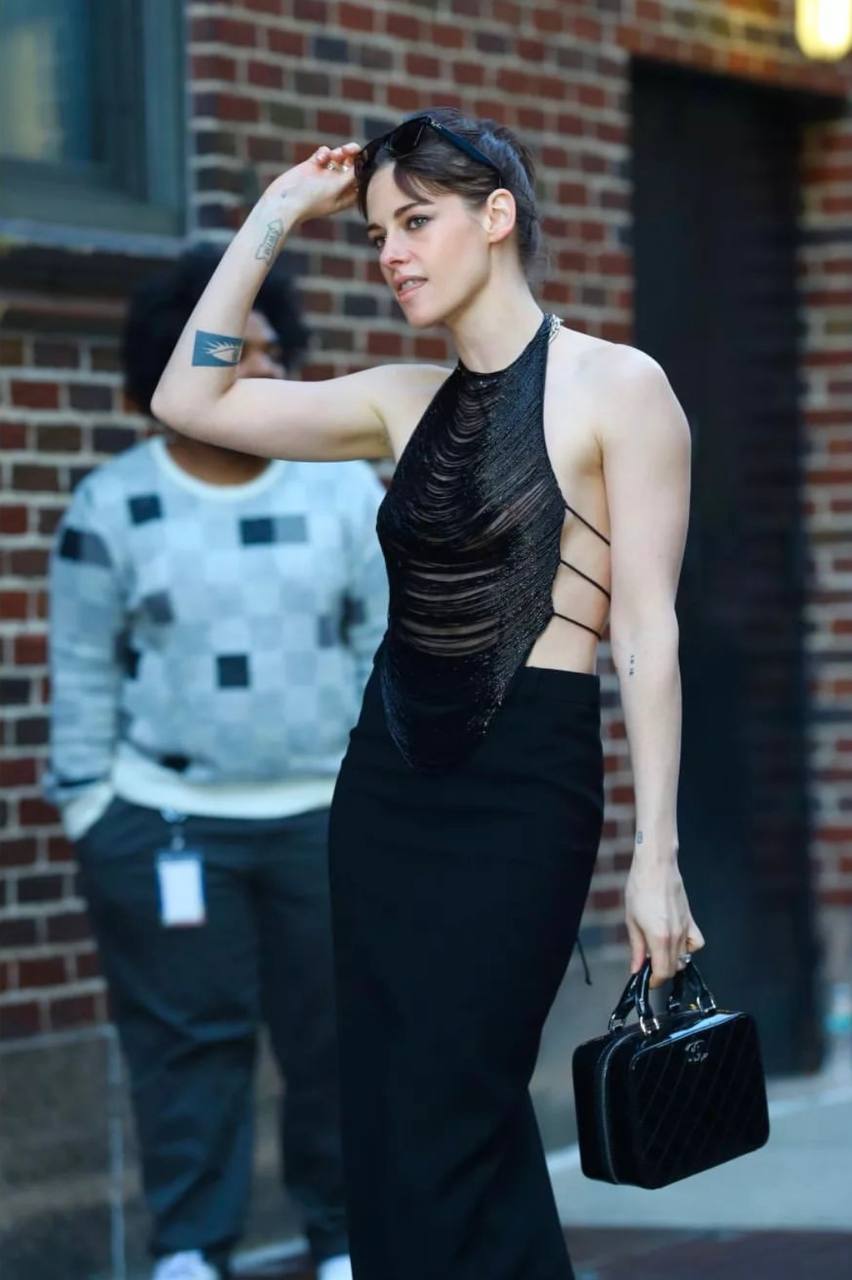 Крістен Стюарт показала оригінальний образ з відкритою спиною (фото)